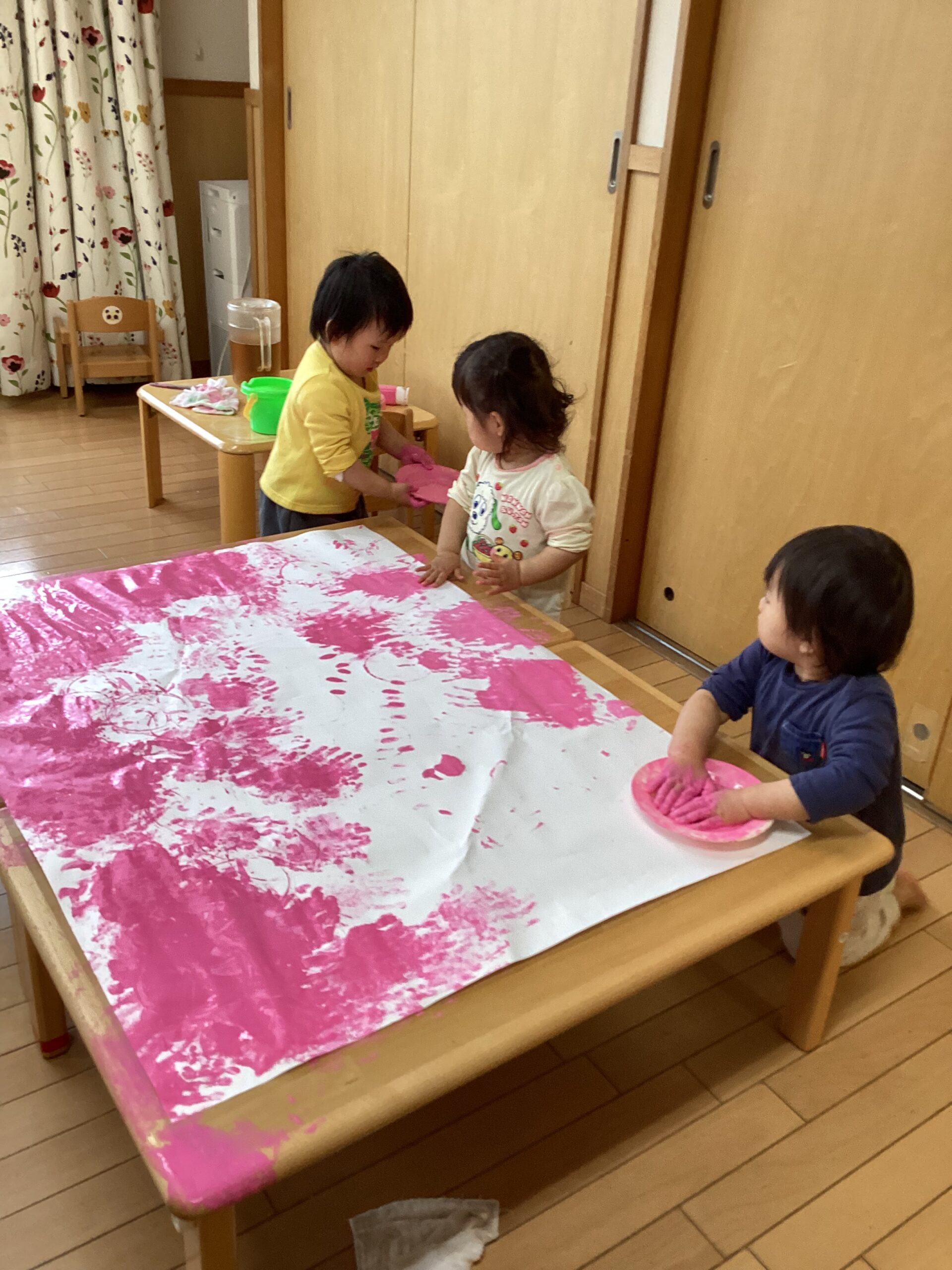 絵の具遊びだいすき！（0歳児）