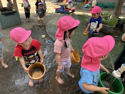 川が出来てる！（どろんこ遊び　2歳児）