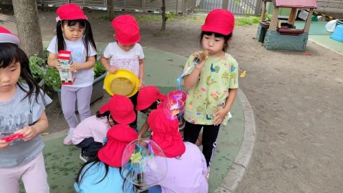 シャボン玉、上手に作れるかな？（4歳児）