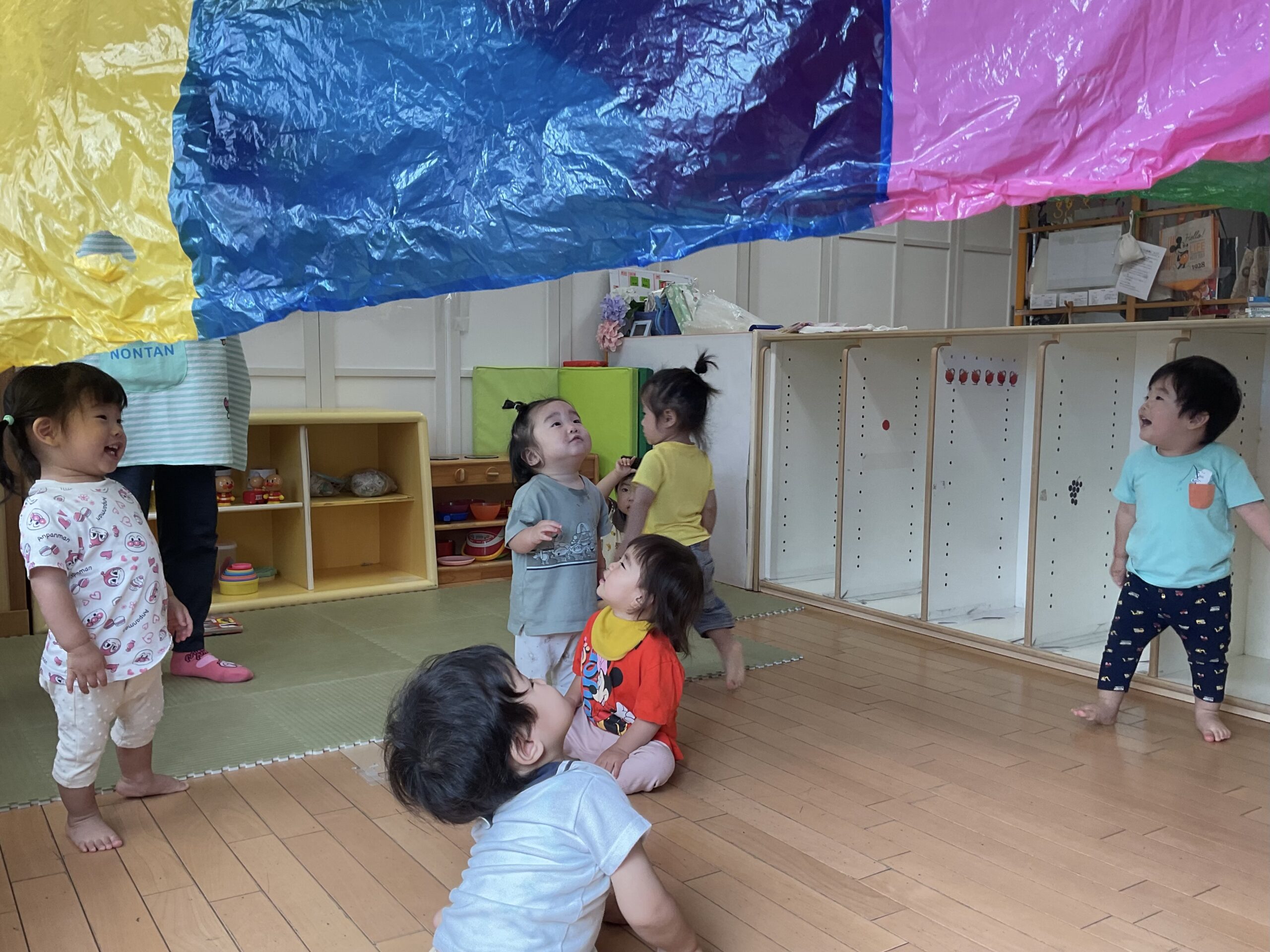 カラーポリで不思議な世界（0.1歳児）