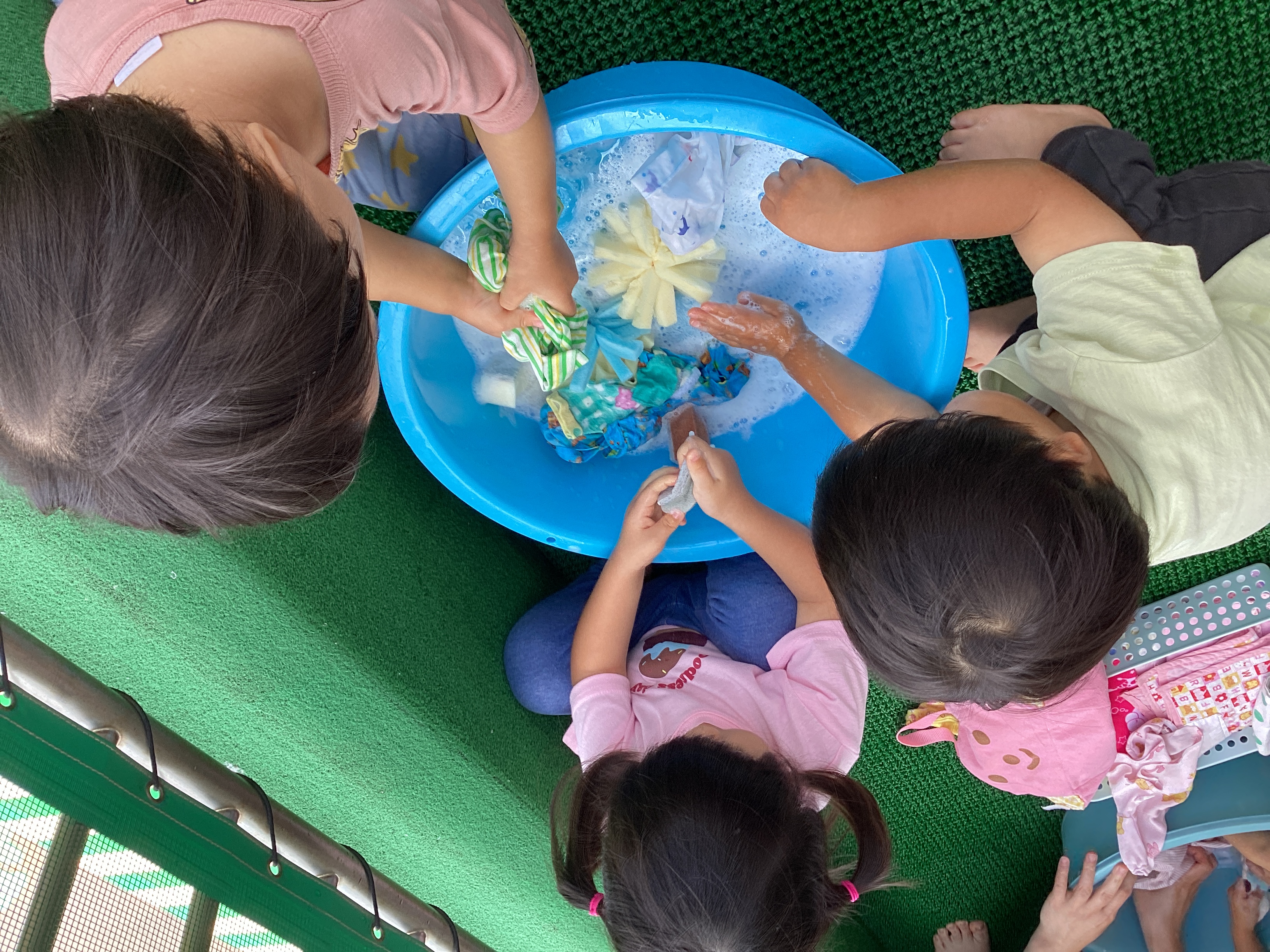 いろんな水遊び（2歳児） | 社会福祉法人聖徳会