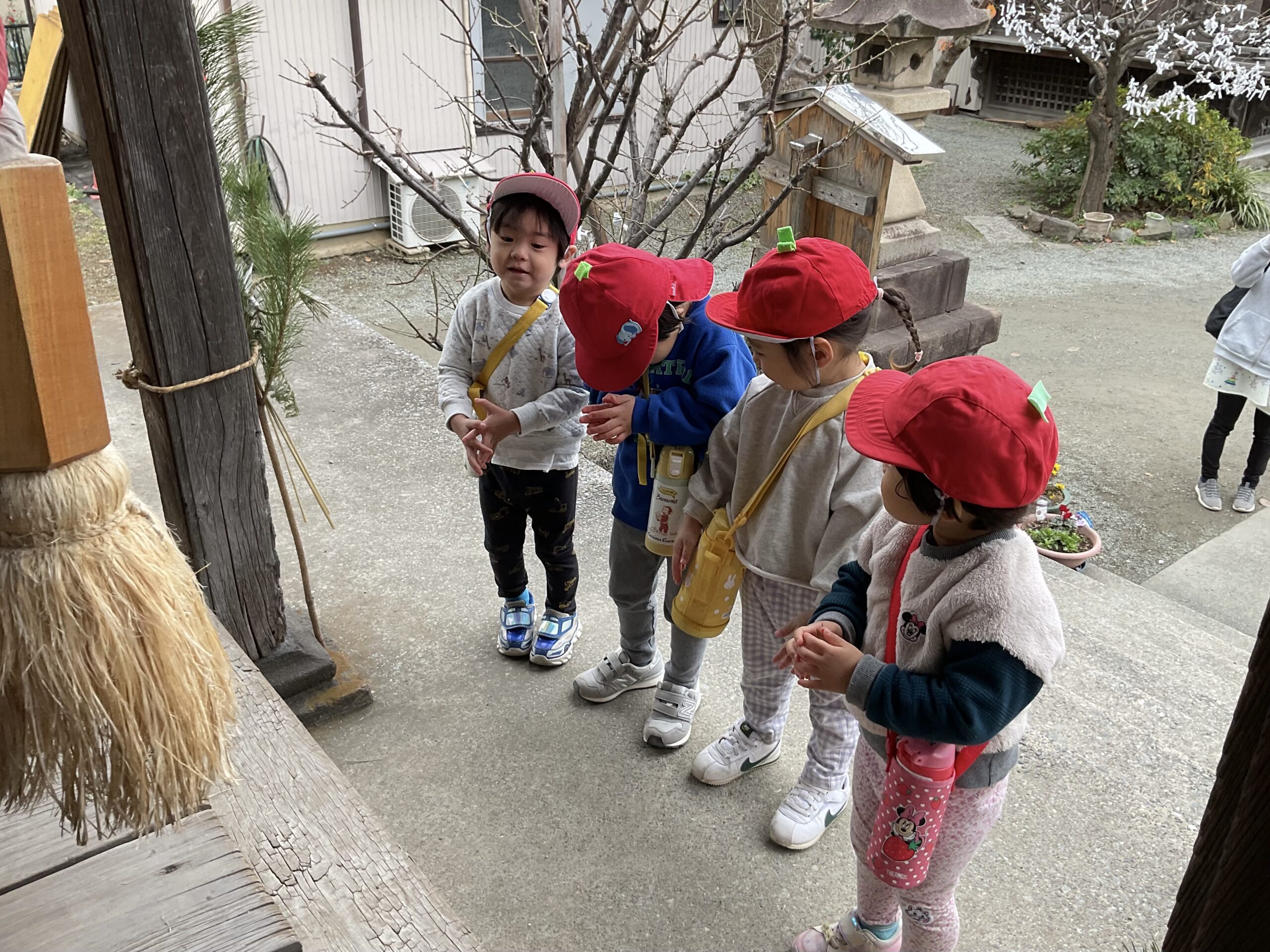 おまいりへ…（2歳児）